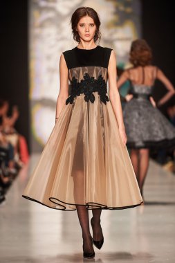 Manken Igor Gulyaev podyum üzerinde yürüyor