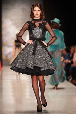 Manken Igor Gulyaev podyum üzerinde yürüyor