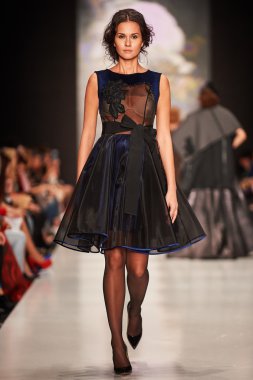 Manken Igor Gulyaev podyum üzerinde yürüyor