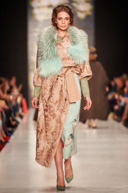 Manken Igor Gulyaev podyum üzerinde yürüyor