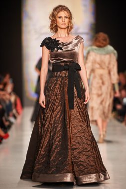 Manken Igor Gulyaev podyum üzerinde yürüyor