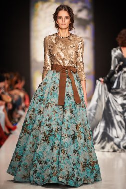 Manken Igor Gulyaev podyum üzerinde yürüyor