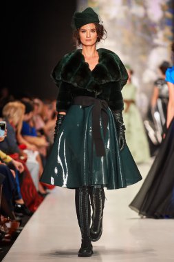 Manken Igor Gulyaev podyum üzerinde yürüyor