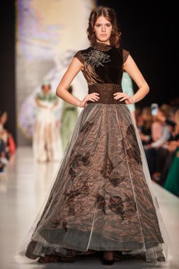 Manken Igor Gulyaev podyum üzerinde yürüyor