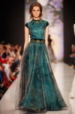 Manken Igor Gulyaev podyum üzerinde yürüyor