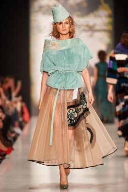 Manken Igor Gulyaev podyum üzerinde yürüyor