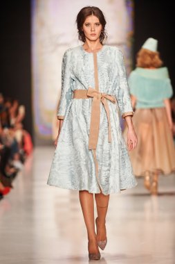 Manken Igor Gulyaev podyum üzerinde yürüyor