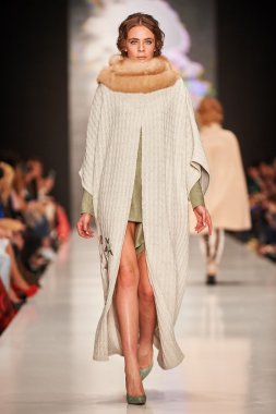 Manken Igor Gulyaev podyum üzerinde yürüyor