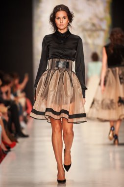 Manken Igor Gulyaev podyum üzerinde yürüyor