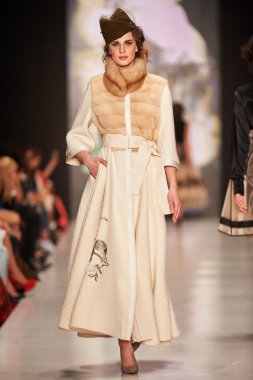 Manken Igor Gulyaev podyum üzerinde yürüyor