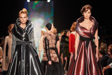 Manken Igor Gulyaev podyum üzerinde yürüyor