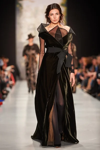 A model walks on the IGOR GULYAEV catwalk — Stock Photo, Image