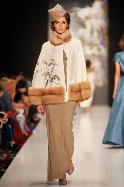 Manken Igor Gulyaev podyum üzerinde yürüyor