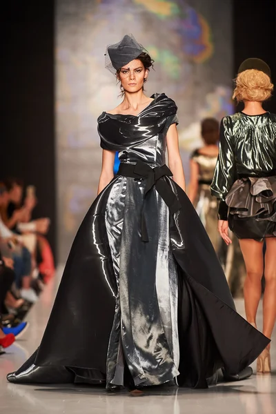 A model walks on the IGOR GULYAEV catwalk — Stock Photo, Image