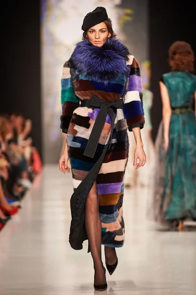 Manken Igor Gulyaev podyum üzerinde yürüyor