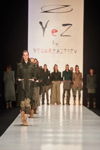 A model walks on the Yez by Yegor Zaitsev catwalk — Stock Photo, Image