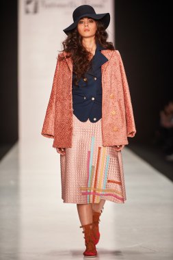 Manken Antonella Rossi podyum üzerinde yürüyor