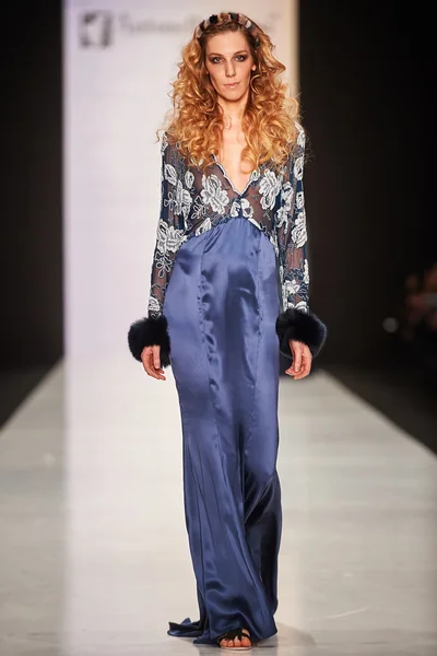 Een model loopt op de catwalk Antonella Rossi — Stockfoto