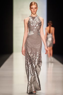 Manken Tony Ward podyum üzerinde yürüyor