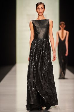 Manken Tony Ward podyum üzerinde yürüyor