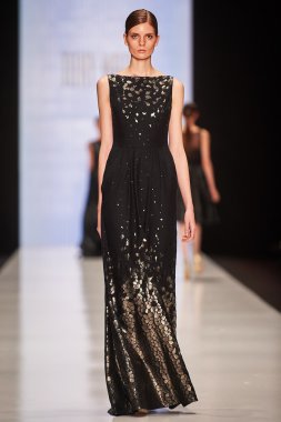 Manken Tony Ward podyum üzerinde yürüyor