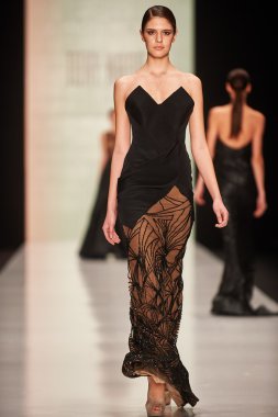 Manken Tony Ward podyum üzerinde yürüyor