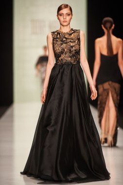 Manken Tony Ward podyum üzerinde yürüyor