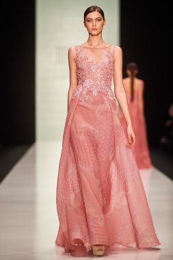 Manken Tony Ward podyum üzerinde yürüyor