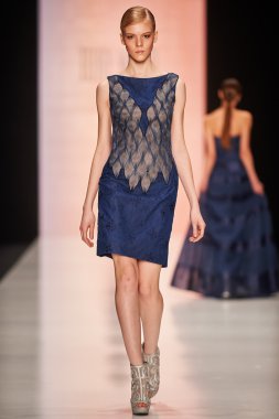 Manken Tony Ward podyum üzerinde yürüyor