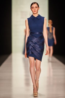 Manken Tony Ward podyum üzerinde yürüyor