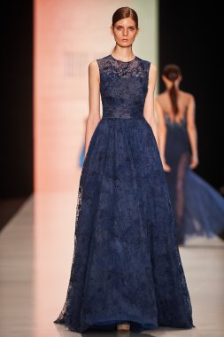 Manken Tony Ward podyum üzerinde yürüyor