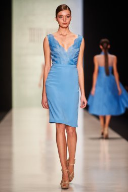 Manken Tony Ward podyum üzerinde yürüyor