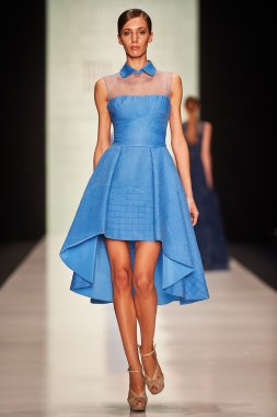 Manken Tony Ward podyum üzerinde yürüyor