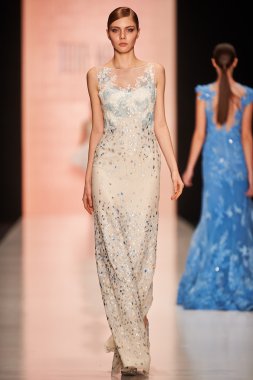 Manken Tony Ward podyum üzerinde yürüyor