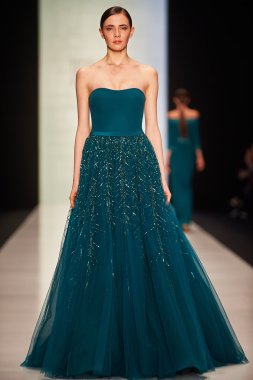 Manken Tony Ward podyum üzerinde yürüyor