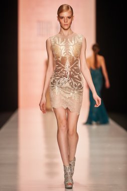 Manken Tony Ward podyum üzerinde yürüyor