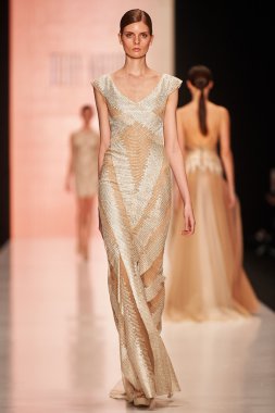 Manken Tony Ward podyum üzerinde yürüyor