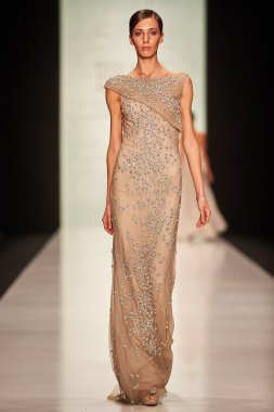 Manken Tony Ward podyum üzerinde yürüyor