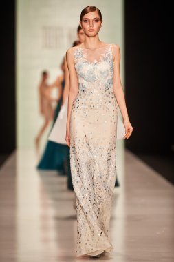 Manken Tony Ward podyum üzerinde yürüyor