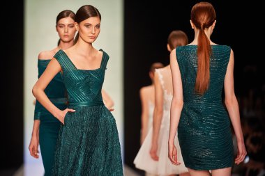 Manken Tony Ward podyum üzerinde yürüyor