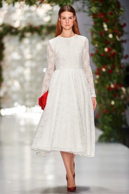 Manken Yulia Prokhorova Beloe Zoloto podyum üzerinde yürüyor