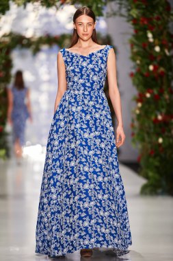 Manken Yulia Prokhorova Beloe Zoloto podyum üzerinde yürüyor