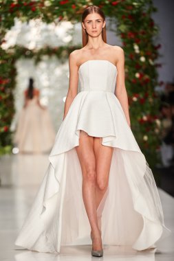 Manken Yulia Prokhorova Beloe Zoloto podyum üzerinde yürüyor