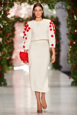 Manken Yulia Prokhorova Beloe Zoloto podyum üzerinde yürüyor