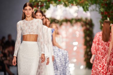 Manken Yulia Prokhorova Beloe Zoloto podyum üzerinde yürüyor