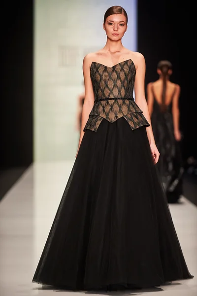 A model walks on the Tony Ward catwalk — Stock Photo, Image