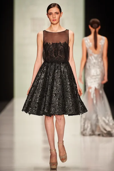 Manken Tony Ward podyum üzerinde yürüyor