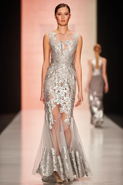 A model walks on the Tony Ward catwalk — Stock Photo, Image