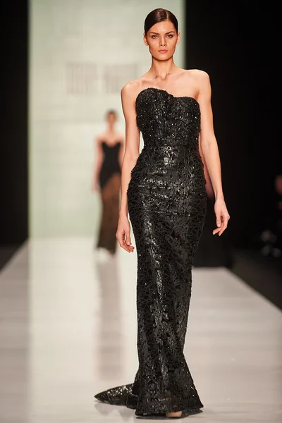 A model walks on the Tony Ward catwalk — Stock Photo, Image