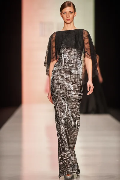 Manken Tony Ward podyum üzerinde yürüyor